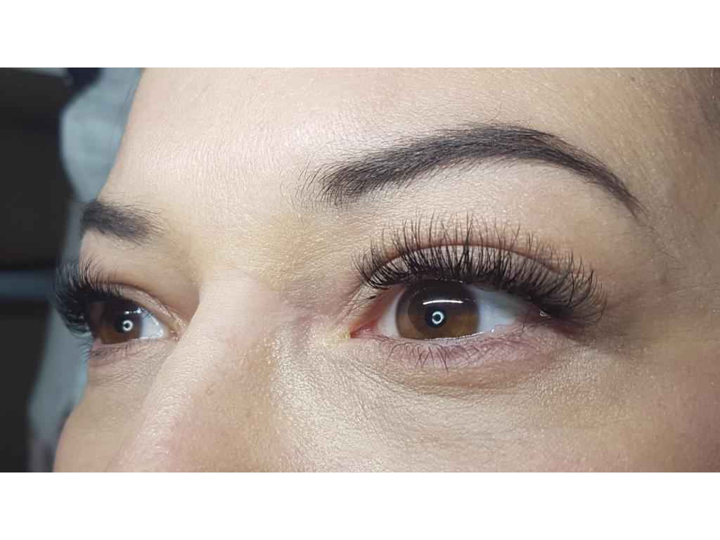 Lash extensions in Plymouth Pamperdeck